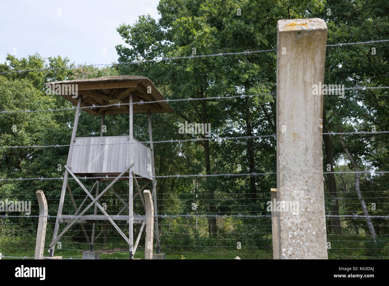 Clôture avec barbelés et une tour à l'ancien camp de concentration "kamp vught' aux Pays-Bas Banque D'Images