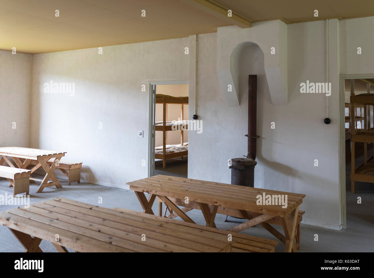 Salle à manger avec un poêle et pot de passage à l'ancien camp de concentration de dortoir 'Kamp Vught' aux Pays-Bas Banque D'Images