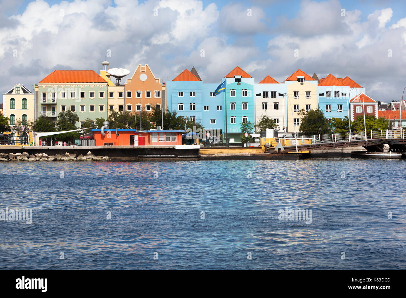 Maisons colorées et des capacités à Willemstad sur Curacao Banque D'Images