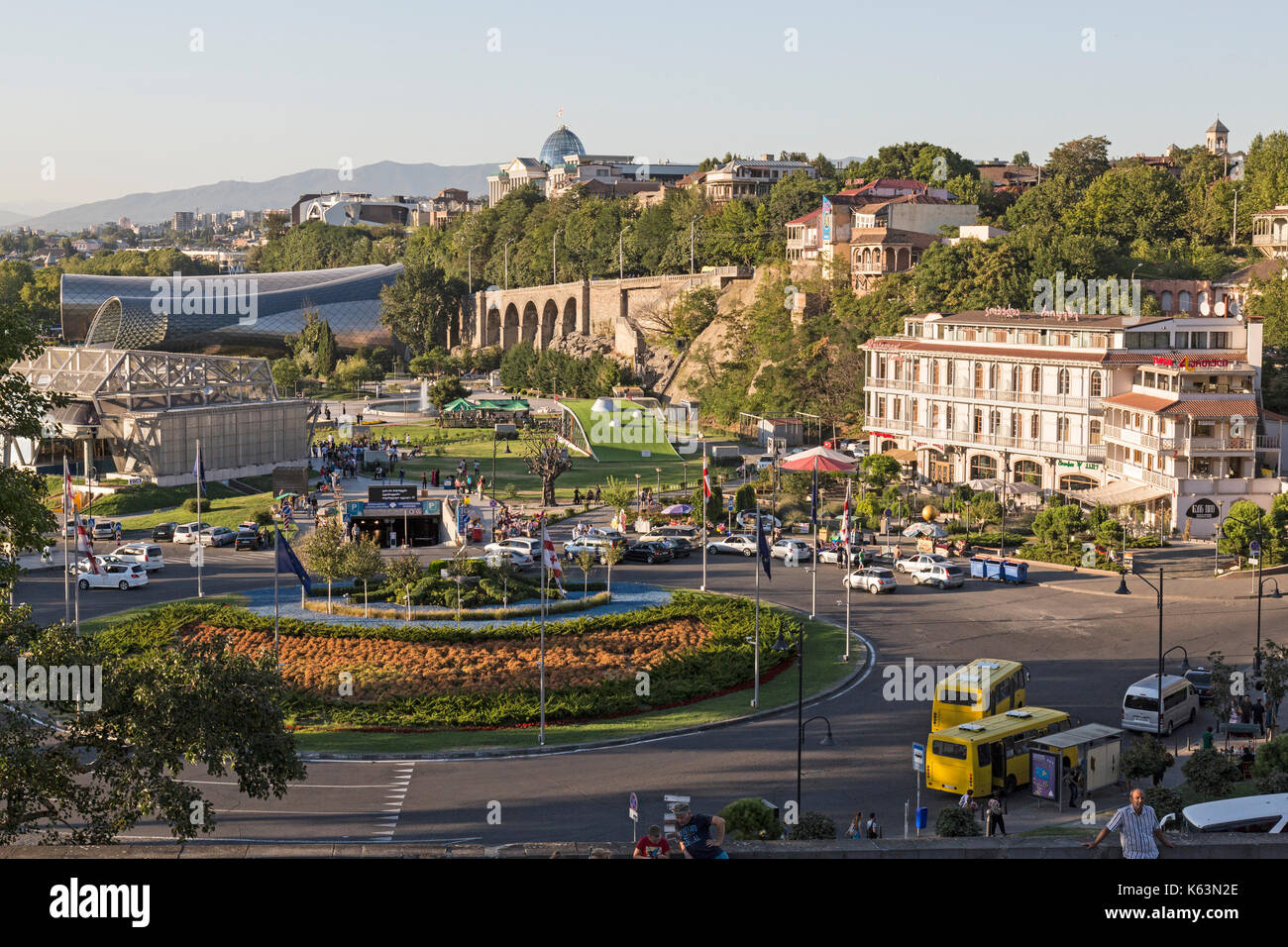 Vue du centre de Tbilissi, capitale de la Géorgie, montrant le trafic et parcs. Banque D'Images