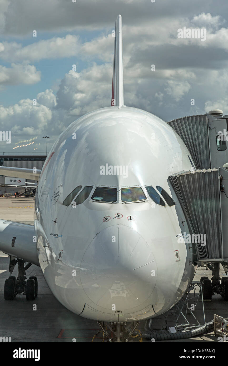 Vue avant d'Air France Airbus A380, F-HPJC, à l'aéroport de Paris Charles de Gaulle, France. Montre ronde attaché à aircrraft pour les passagers. Banque D'Images