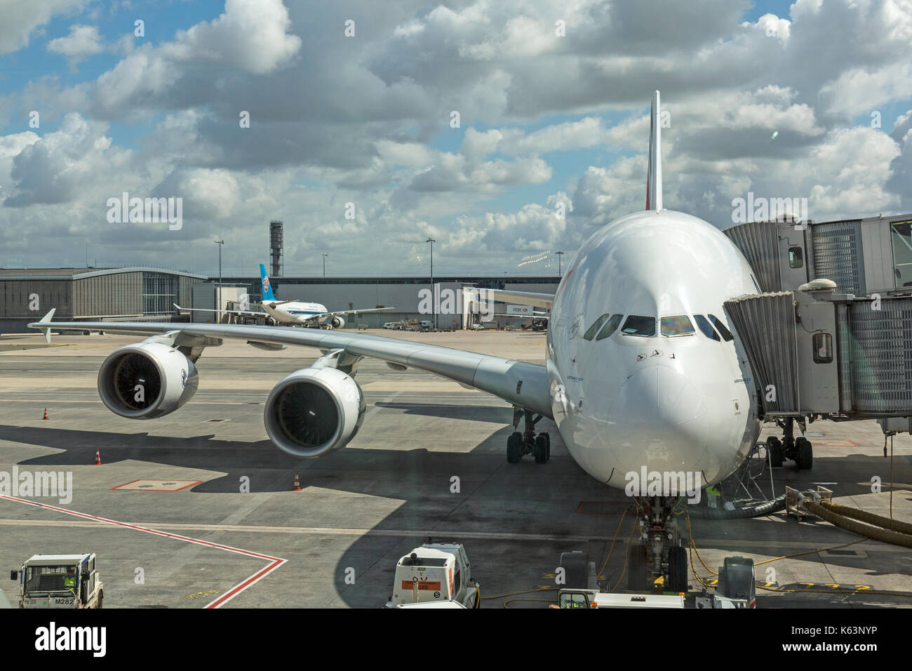 Air France Airbus A380, F-HPJC, à l'aéroport de Paris Charles de Gaulle, France. Montre le flex de la grande aile et moteurs. Banque D'Images