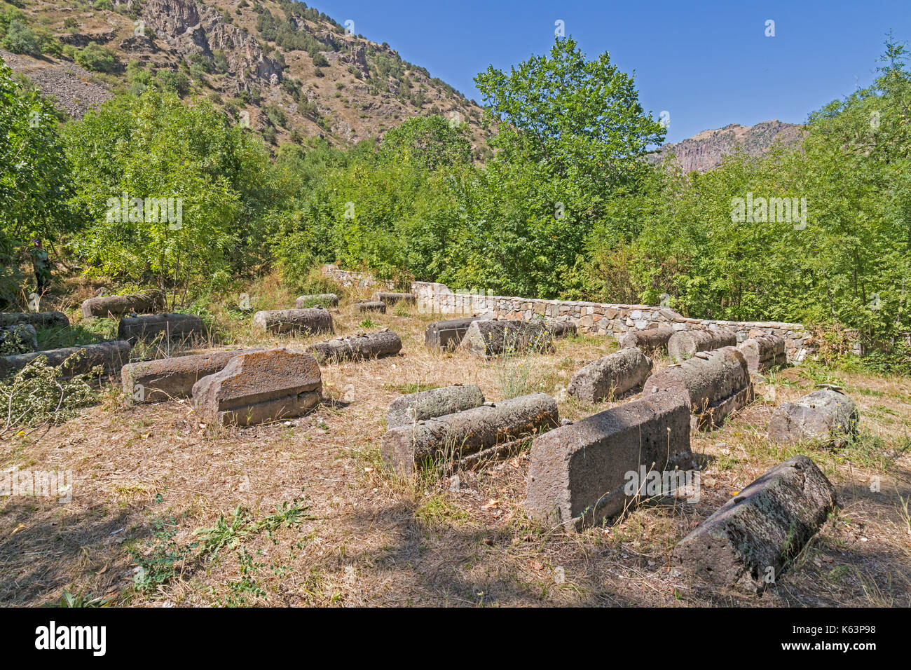 Anciennes tombes au cimetière juif de Yeghegis en Arménie. À partir de la 13e et 14e siècle. Inscriptions en hébreu sont clairement visibles sur certaines tombes. Banque D'Images
