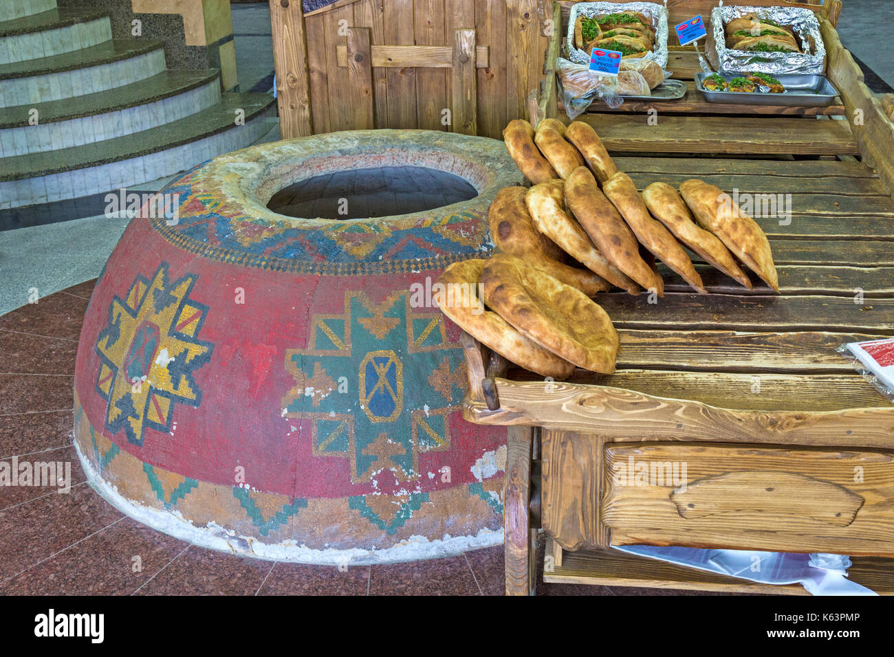 Four à pain traditionnel dans un supermarché de l'Arménie. Banque D'Images
