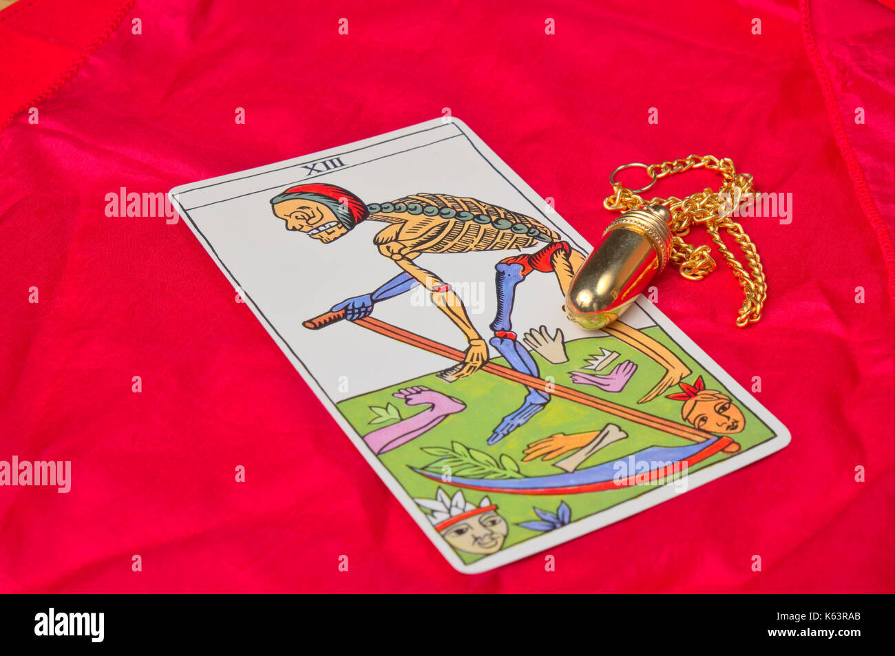 Carte de tarot de mort et pendule Banque D'Images