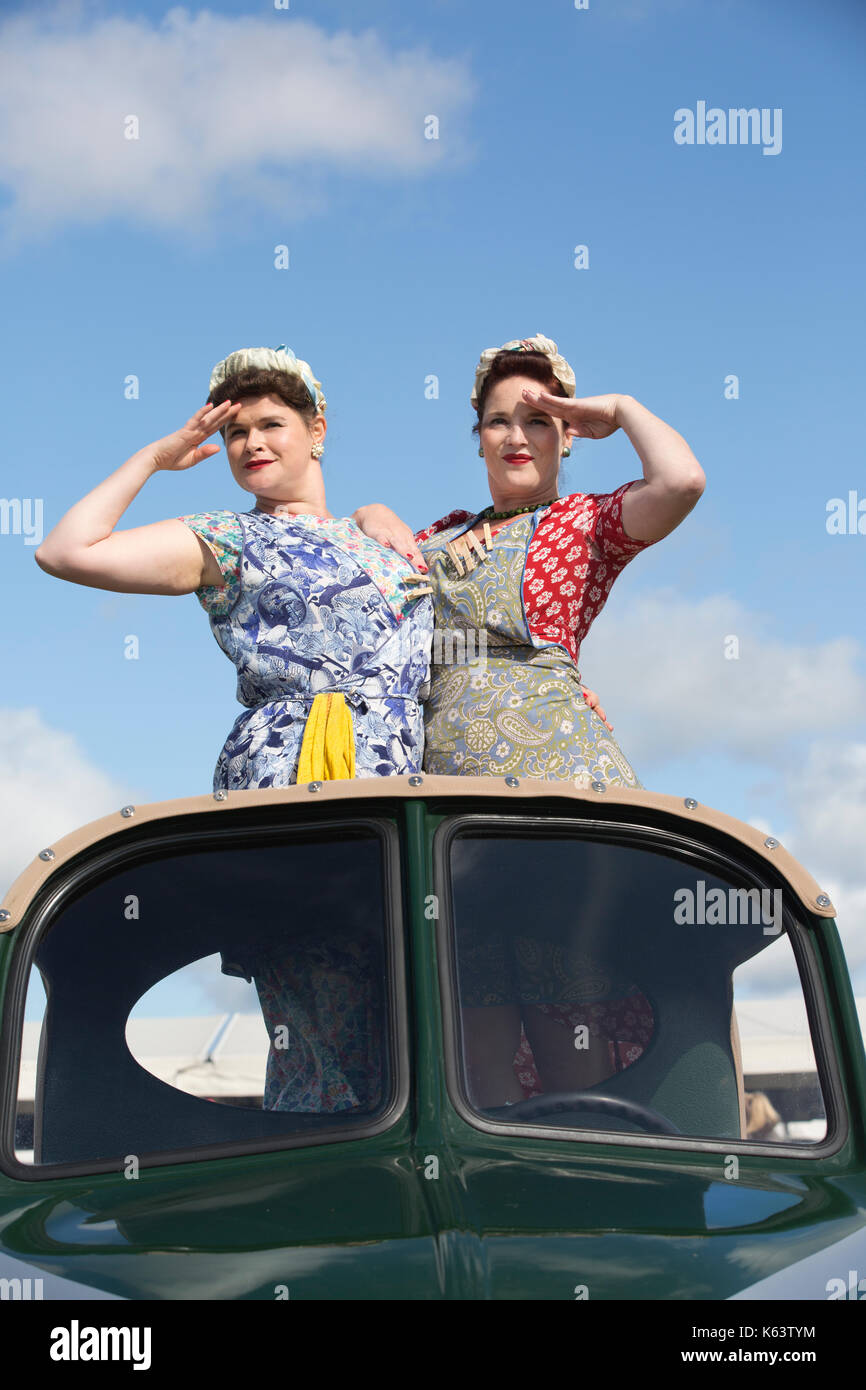 Les filles de nettoyage vintage à Goodwood Revival Meeting 2017, Goodwood race track, organisé par le Club de course automobile britannique, West Sussex, Angleterre, Royaume-Uni Banque D'Images