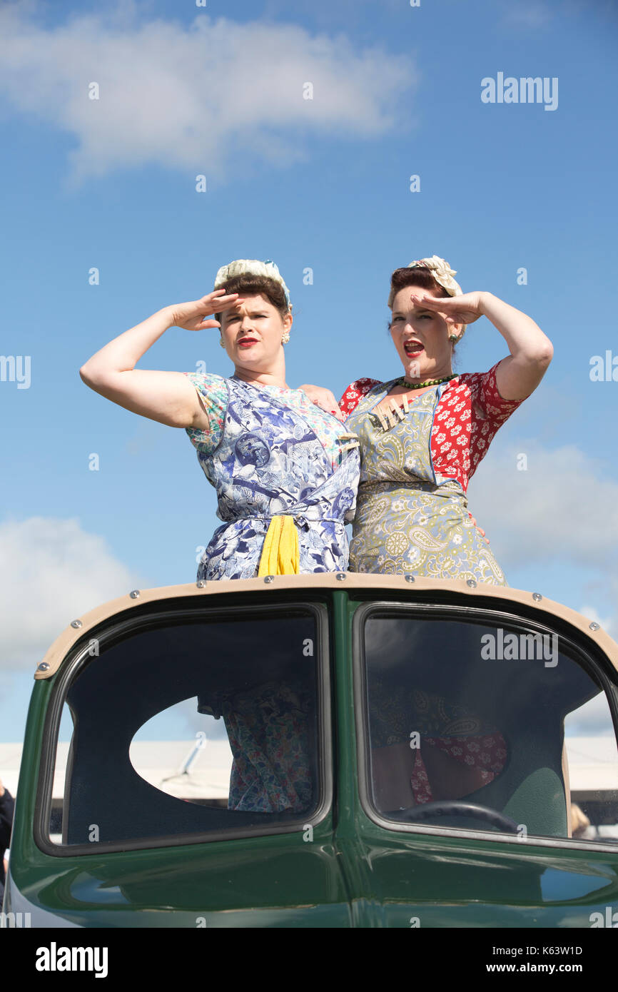 Les filles de nettoyage vintage à Goodwood Revival Meeting 2017, Goodwood race track, organisé par le Club de course automobile britannique, West Sussex, Angleterre, Royaume-Uni Banque D'Images