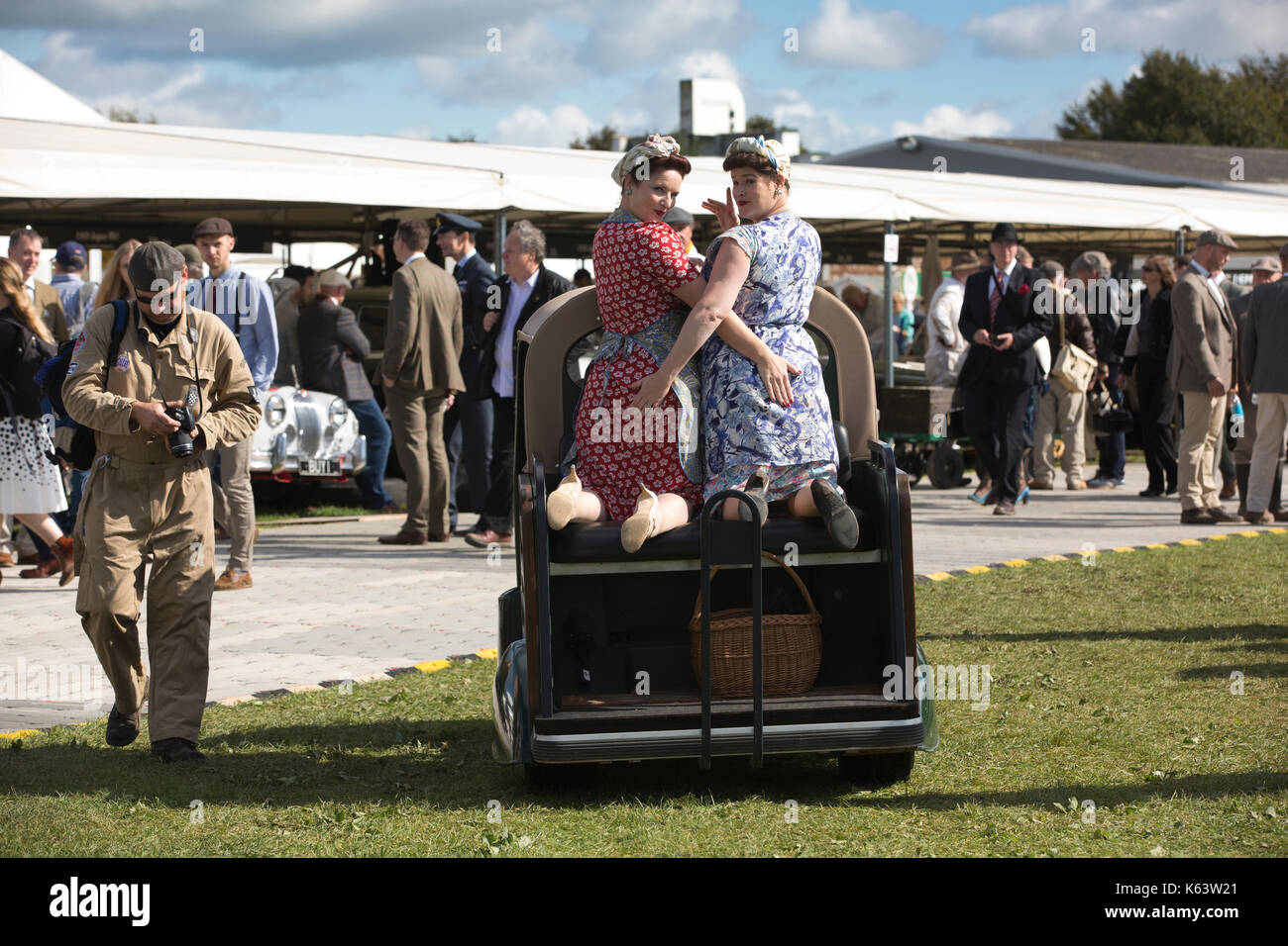 Les filles de nettoyage vintage à Goodwood Revival Meeting 2017, Goodwood race track, organisé par le Club de course automobile britannique, West Sussex, Angleterre, Royaume-Uni Banque D'Images