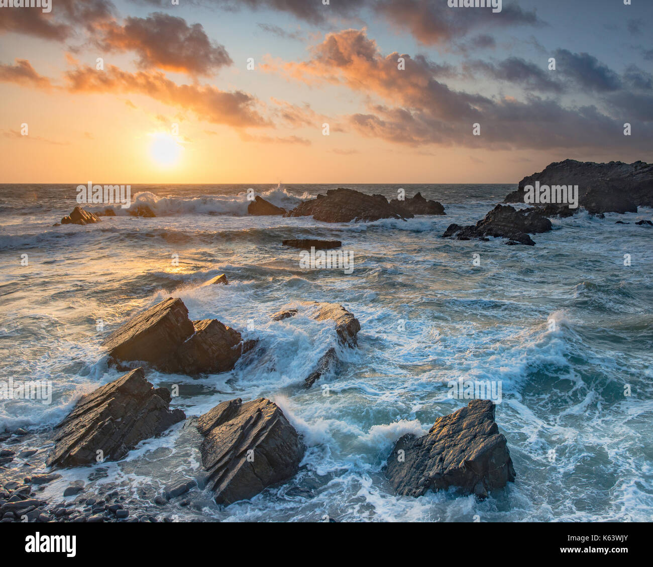 Hartland quay North Devon le coucher du soleil. Banque D'Images