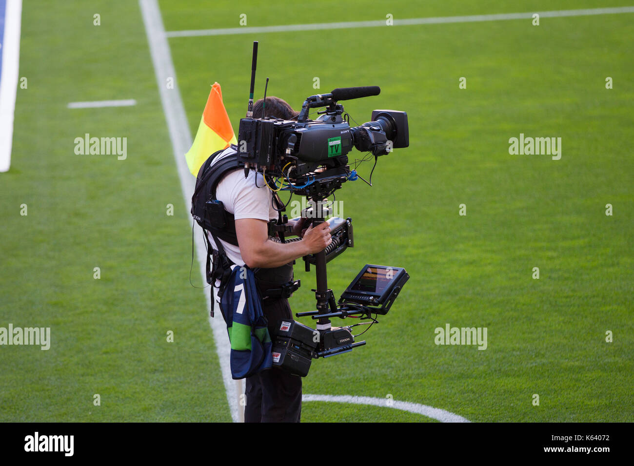 Tv Camera At Football Match Banque d'image et photos - Alamy