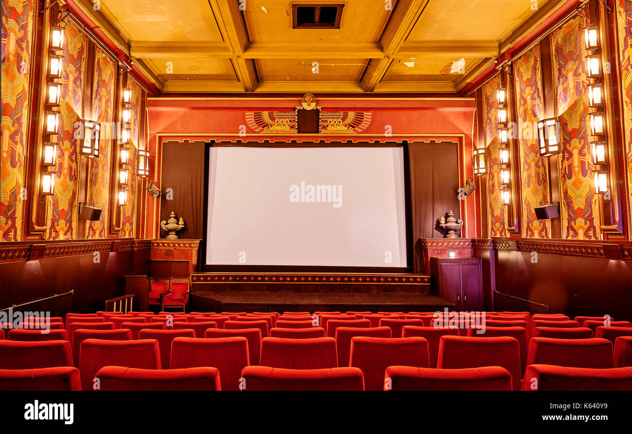 Cinéma Cinéma classique avec des chaises rouges. Banque D'Images