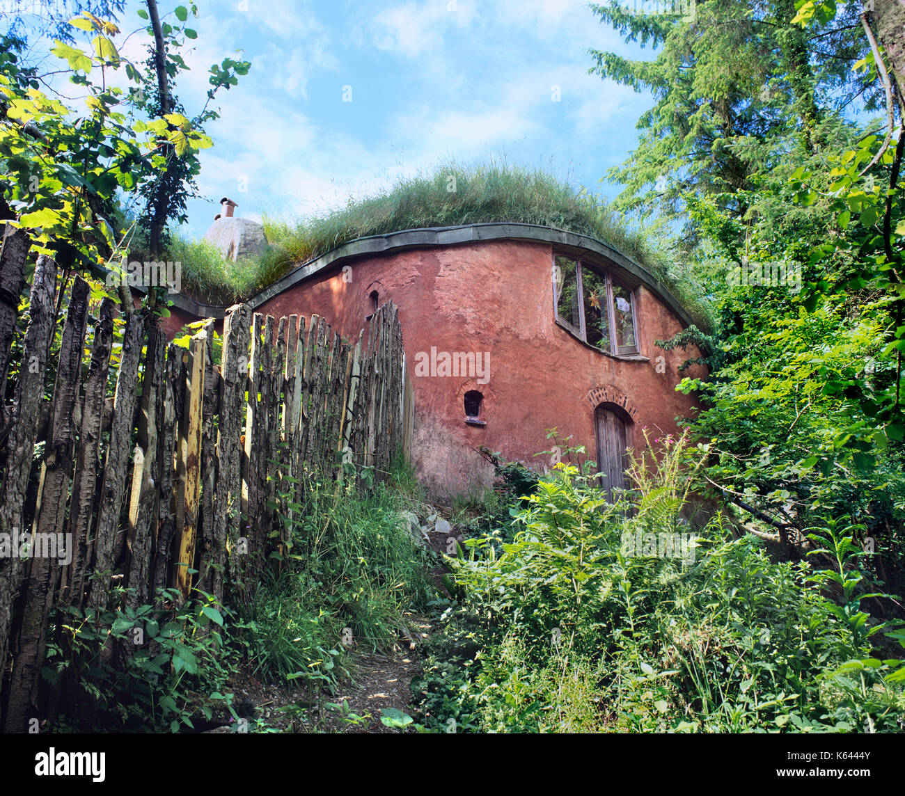 Une école maternelle steiner à nant-y-cwm, au sud-ouest du pays de Galles. Conçu par l'architecte christopher 24. Banque D'Images