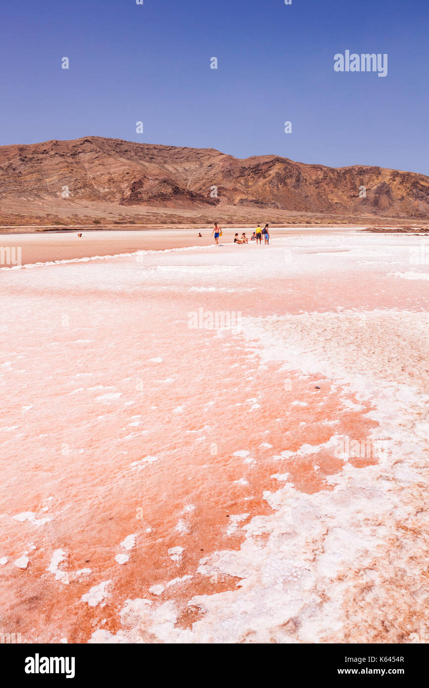 Cap vert SAL Touristes marcher autour du lit d'évaporation de sel sel désaffectées ou casseroles Pedra de Lume, Pedra di Lumi, l'île de Sal, Cap-Vert, Afrique Banque D'Images