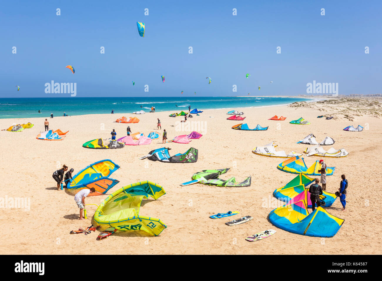Cap vert SAL kite surfeurs et kite surf sur la plage de Kite, Praia da Fragata, Costa da Fragata, Santa Maria, Sal, Cap-Vert, Afrique Banque D'Images