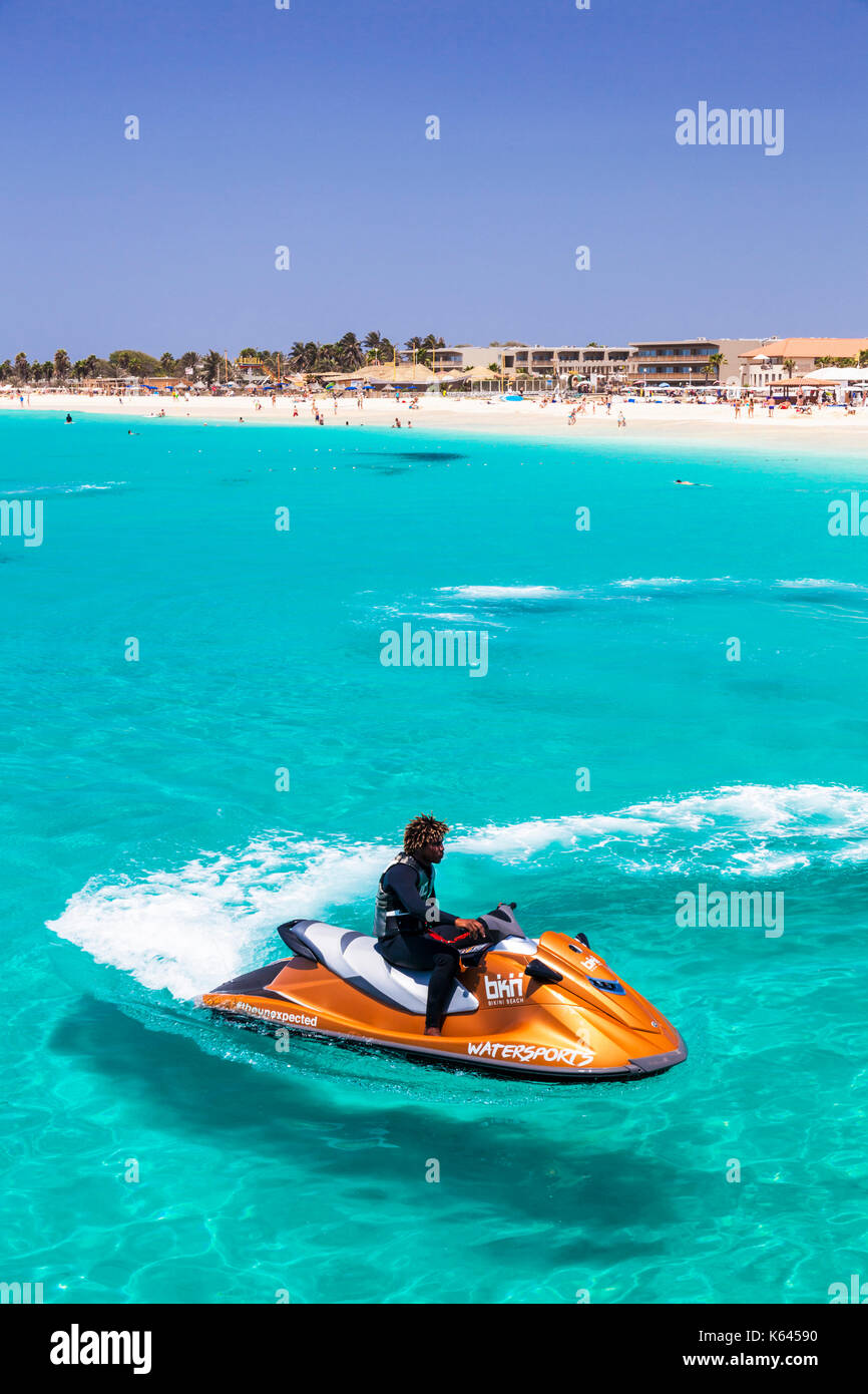 Cap vert SAL'équitation un jet-ski au large de la plage de Santa Maria  Praia de Santa Maria, Santa Maria, Sal, Cap-Vert, Afrique Photo Stock -  Alamy