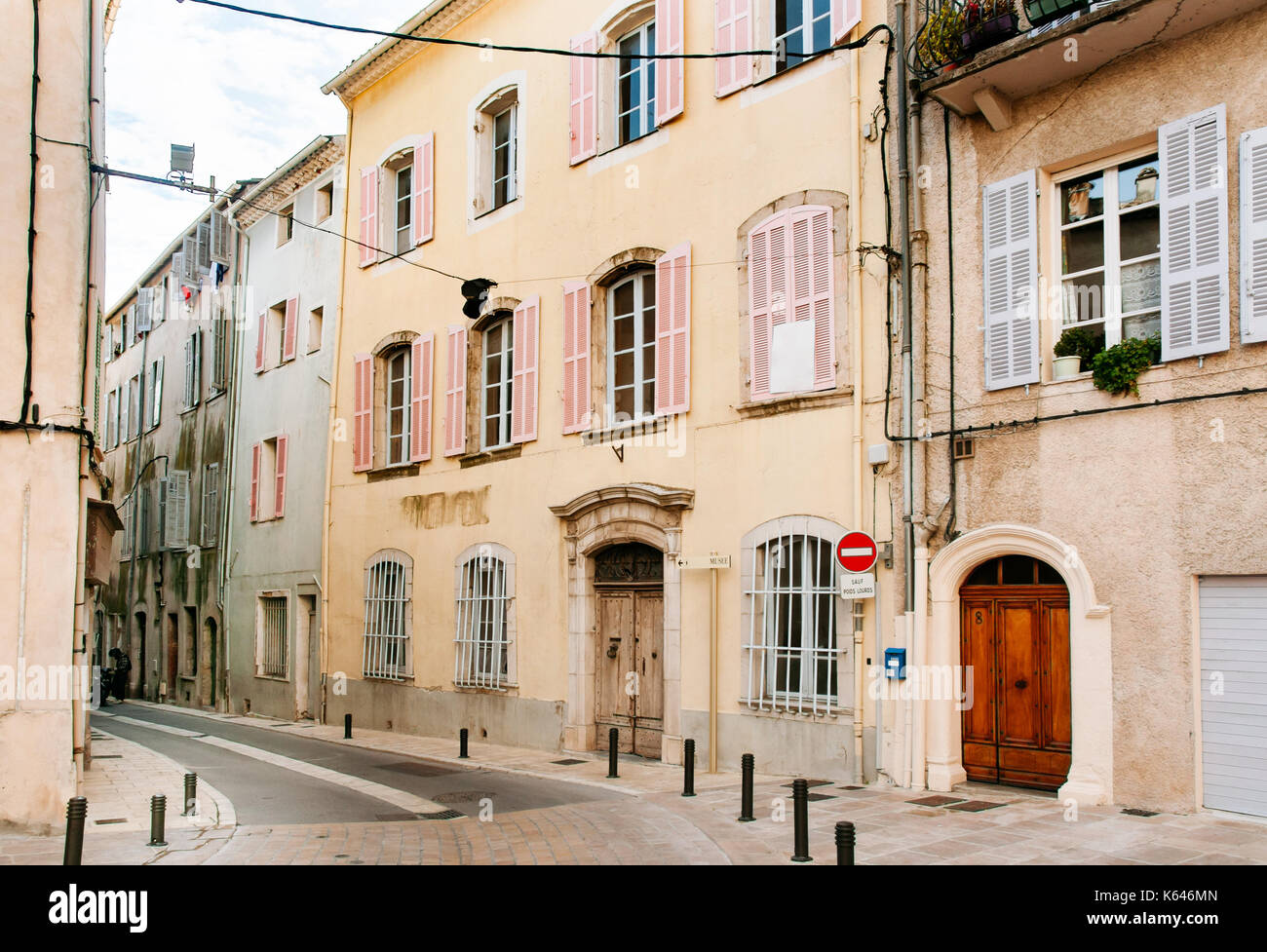 Voir d'un peu de ruelle de la ville de Brignoles en provence, sud de la france. Banque D'Images