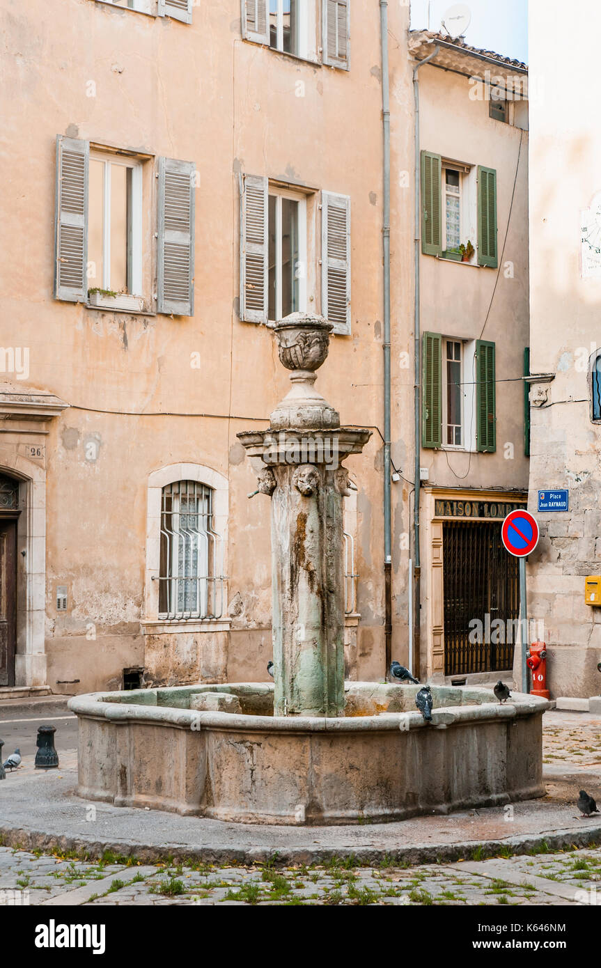 Brignoles, France - 09 octobre 2009 : l'ancienne fontaine de la place Jean raynaud dans la ville de Brignoles en provence, sud de la france. Banque D'Images