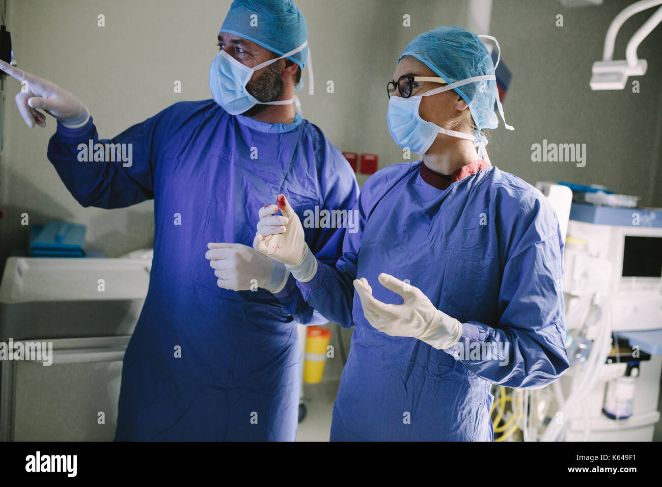 Chirurgien à la recherche médicale à surveiller pendant la chirurgie. Médecin Vérification du moniteur pour l'état de santé du patient. Banque D'Images