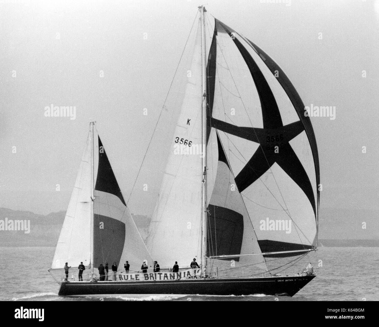 AJAXNETPHOTO. 1976. CHANNEL, ANGLETERRE. - FIN DE LA COURSE DE CLIPPER FT - KETCH RIGGED GREAT BRITAIN II APPROCHE DE LA FIN DE LA COURSE DE CLIPPER FT ALORS QU'ELLE NAVIGUE JUSQU'À LA TAMISE, L'ÉQUIPAGE AFFICHANT LA BANNIÈRE 'RULE BRITANNIA'. PHOTO:AJAX NEWS PHOTOS REF:GBII FT197609 Banque D'Images