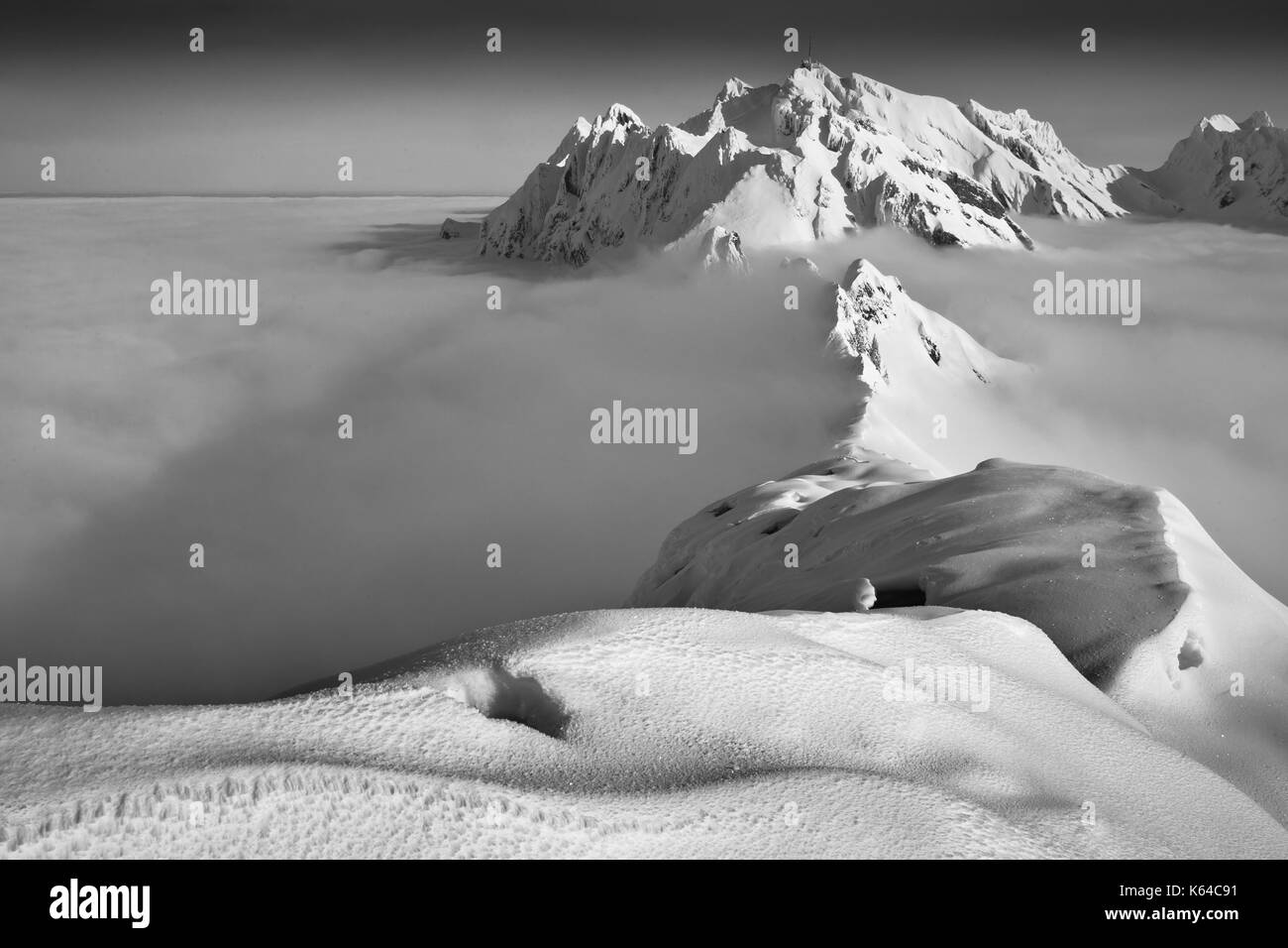 Säntis, sommet en hiver au-dessus des nuages, paysage d'hiver, Suisse Banque D'Images