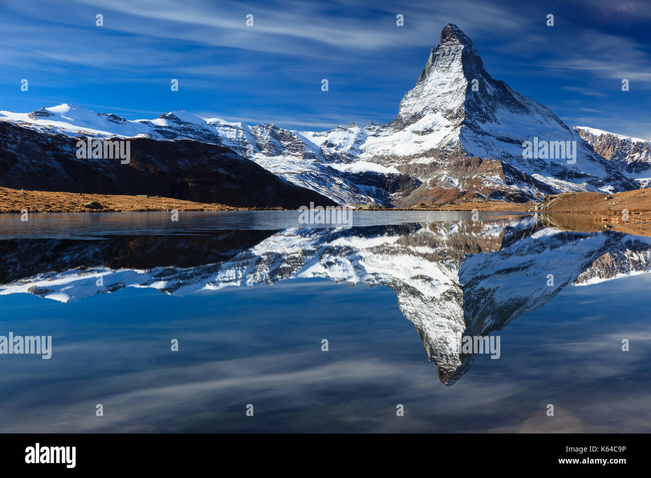 Cervin avec la neige reflète dans le lac, Valais, Suisse Banque D'Images