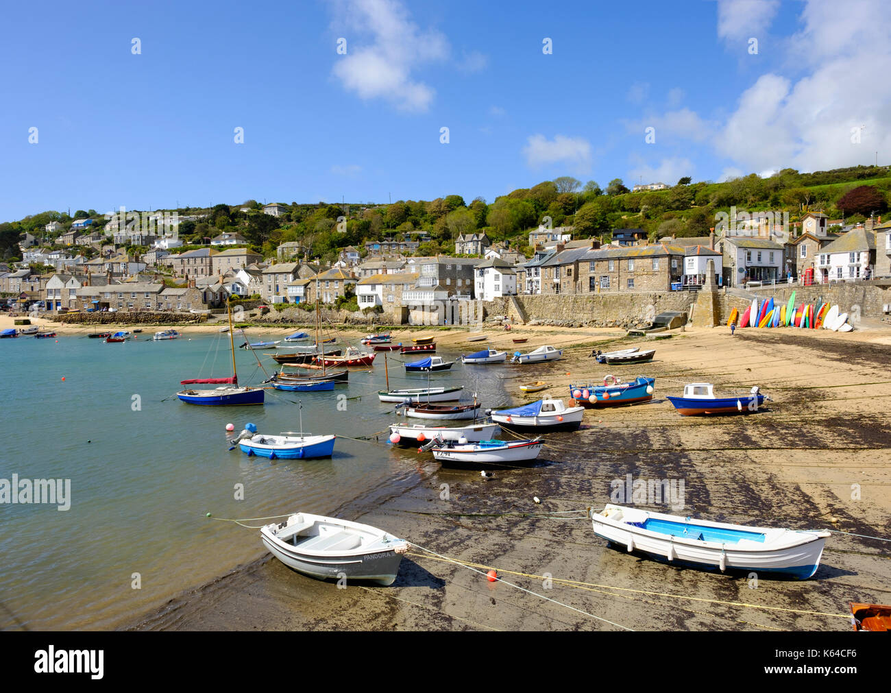 Les bateaux de pêche au port de pêche, mousehoule, Cornwall, Angleterre, Grande-Bretagne Banque D'Images