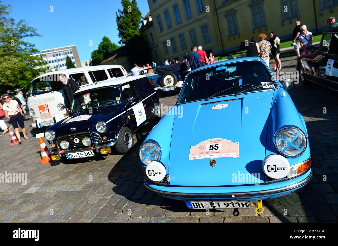 Oldtimers du type 911 (l) et British Leyland mini van mark ii (r) à la grand prix de la ville d'Oldenburg (Allemagne), 26 mai 2017. Dans le monde d'utilisation | Banque D'Images