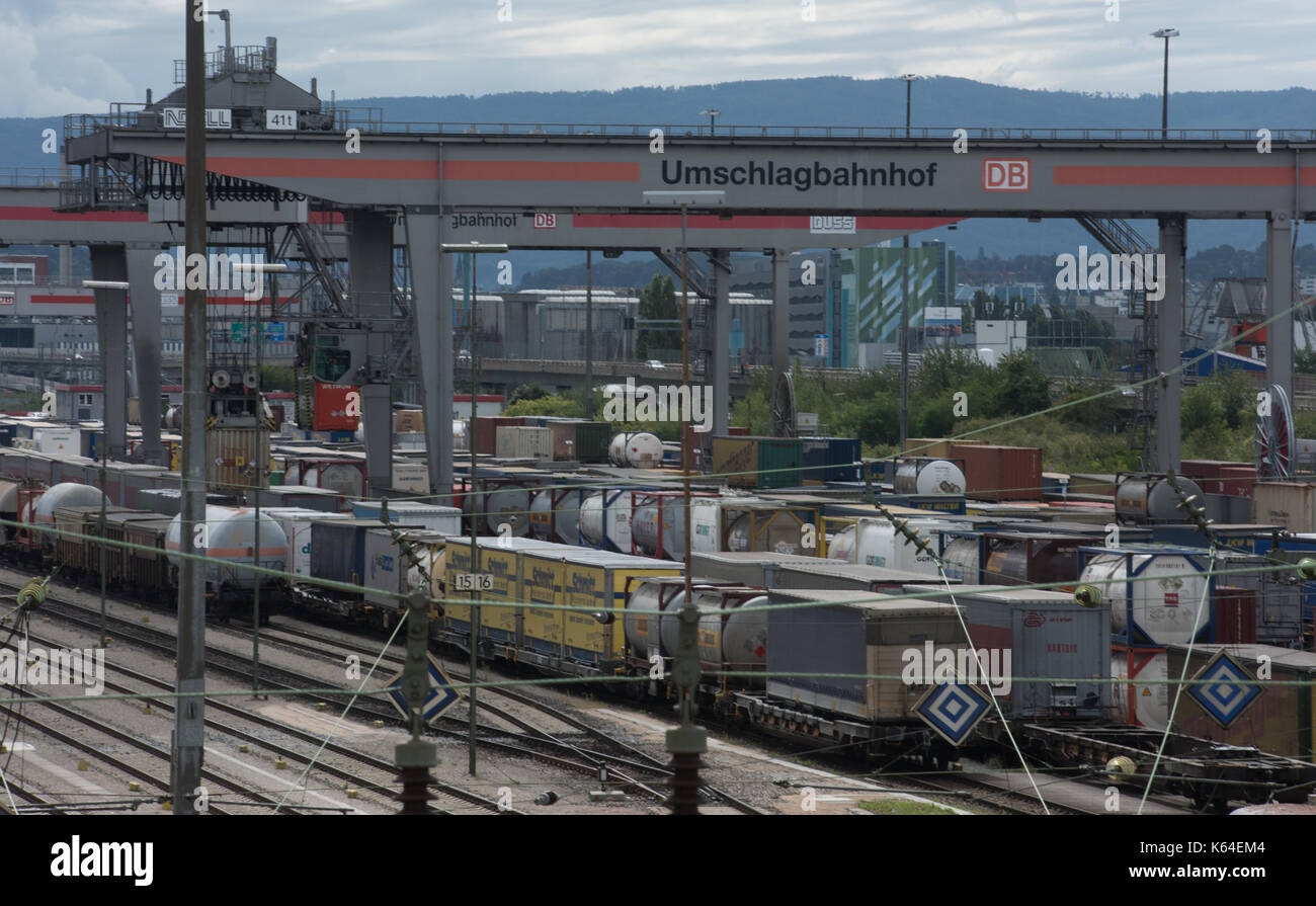 Les camions et les trains de marchandises peuvent être vus au poste de transbordement à Weil am Rhein, Allemagne, 11 septembre 2017. En raison de la longue attente bloc rheintal heures devait être endurées. photo : Patrick seeger/dpa Banque D'Images