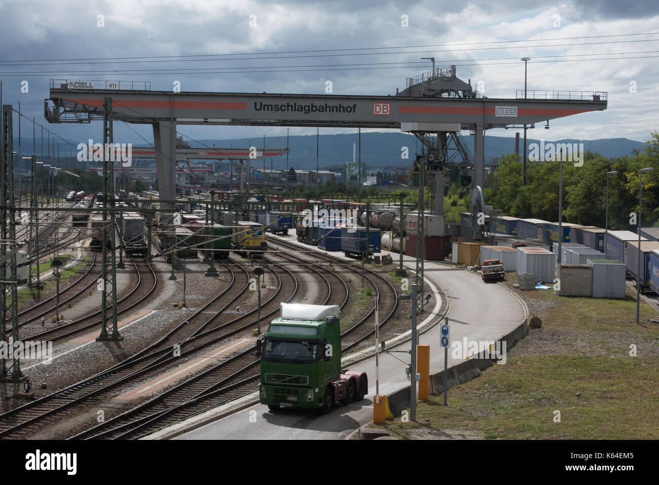 Les camions et les trains de marchandises peuvent être vus au poste de transbordement à Weil am Rhein, Allemagne, 11 septembre 2017. En raison de la longue attente bloc rheintal heures devait être endurées. photo : Patrick seeger/dpa Banque D'Images
