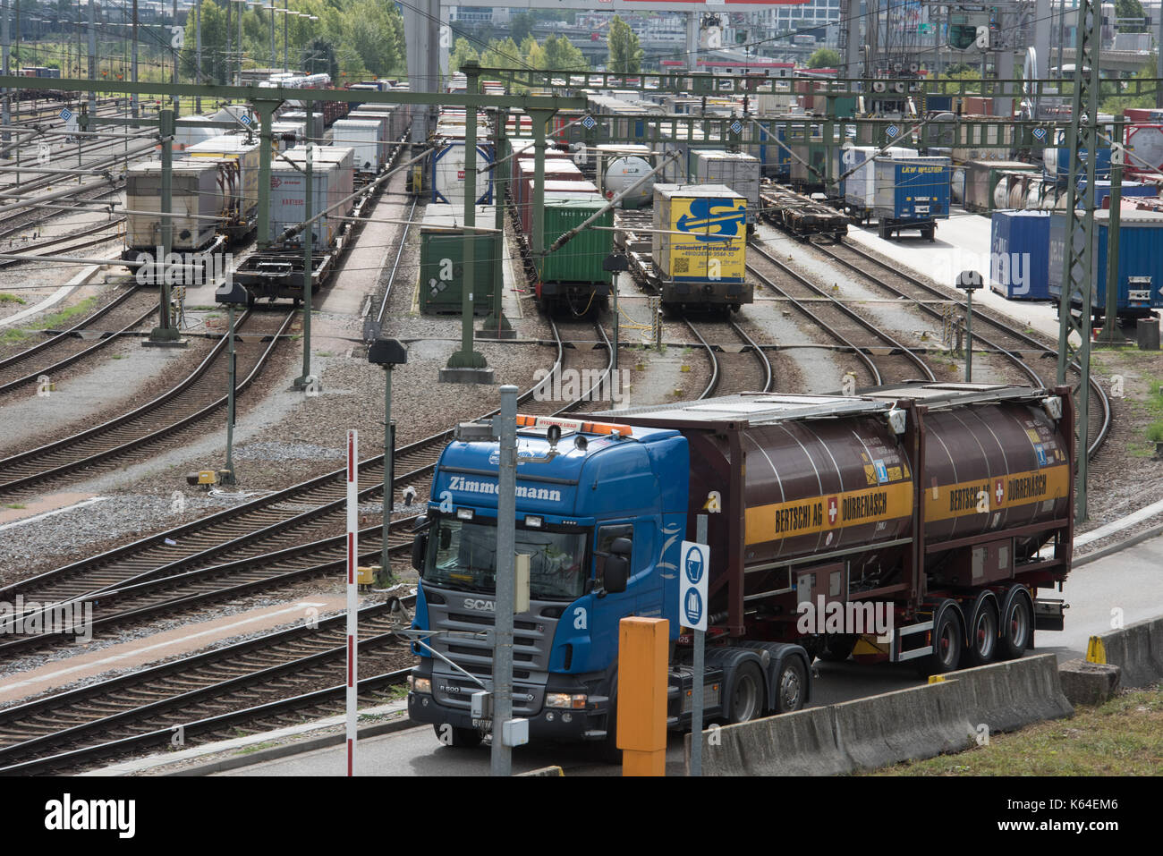 Les camions et les trains de marchandises peuvent être vus au poste de transbordement à Weil am Rhein, Allemagne, 11 septembre 2017. En raison de la longue attente bloc rheintal heures devait être endurées. photo : Patrick seeger/dpa Banque D'Images
