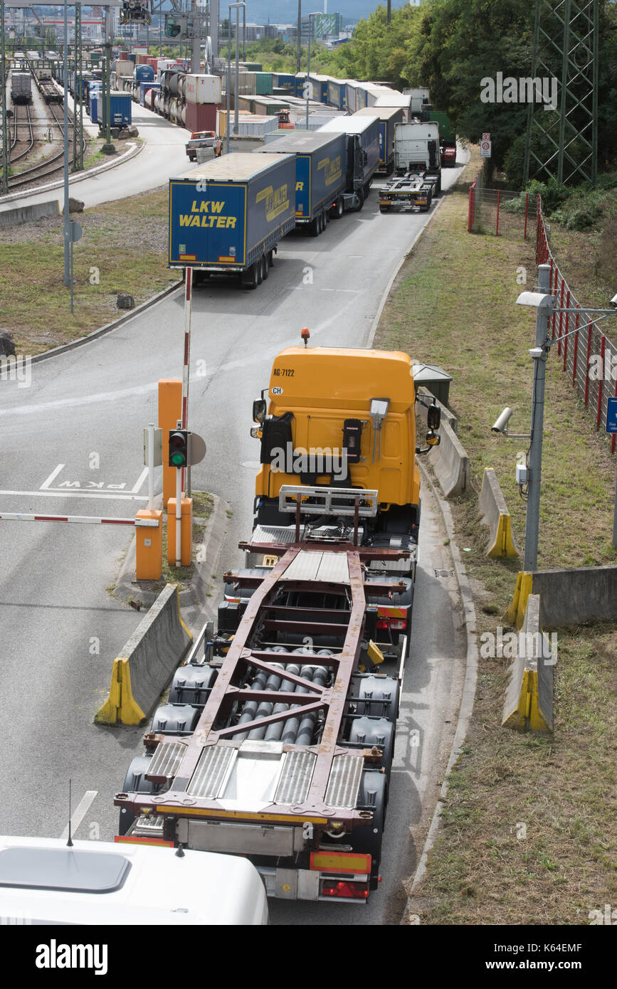 Les camions et les trains de marchandises peuvent être vus au poste de transbordement à Weil am Rhein, Allemagne, 11 septembre 2017. En raison de la longue attente bloc rheintal heures devait être endurées. photo : Patrick seeger/dpa Banque D'Images