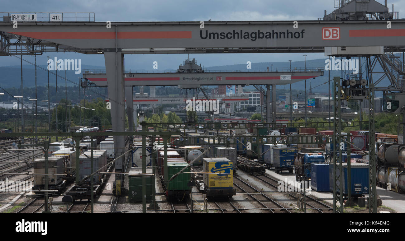 Les camions et les trains de marchandises peuvent être vus au poste de transbordement à Weil am Rhein, Allemagne, 11 septembre 2017. En raison de la longue attente bloc rheintal heures devait être endurées. photo : Patrick seeger/dpa Banque D'Images