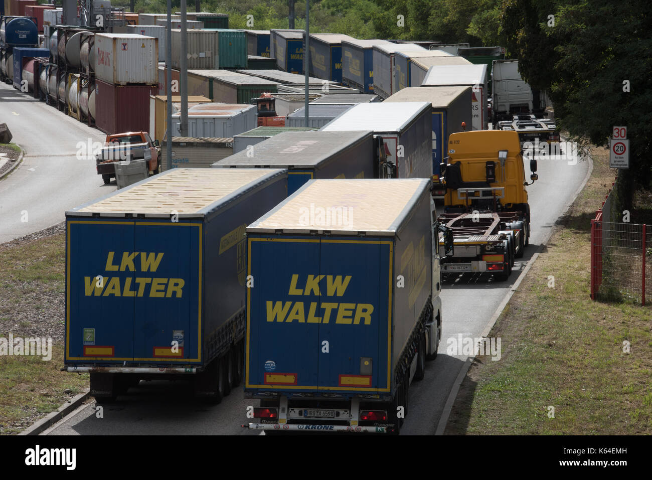 Les camions et les trains de marchandises peuvent être vus au poste de transbordement à Weil am Rhein, Allemagne, 11 septembre 2017. En raison de la longue attente bloc rheintal heures devait être endurées. photo : Patrick seeger/dpa Banque D'Images