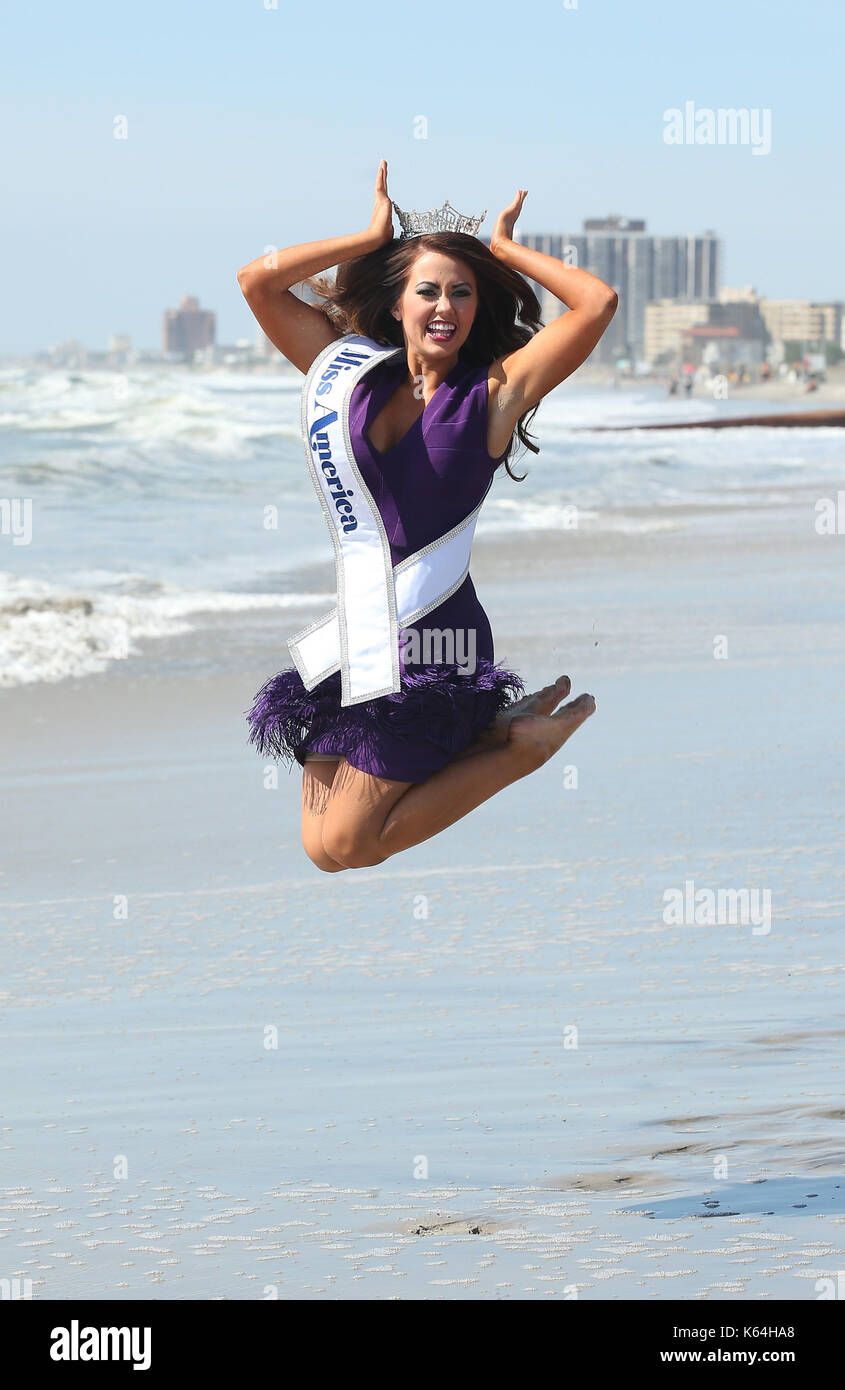 Atlantic City, NJ, USA. Sep 10, 2017. 11 septembre 2017 - Atlantic City, NJ- Miss America 2018 cara mund. nouveau couronnée Miss America 2018 mund cara prend l ''traditionnelle'' dip toe dans le surf à Atlantic City beach. Crédit photo : mjt/admedia : crédit mjt/admedia/zuma/Alamy fil live news Banque D'Images