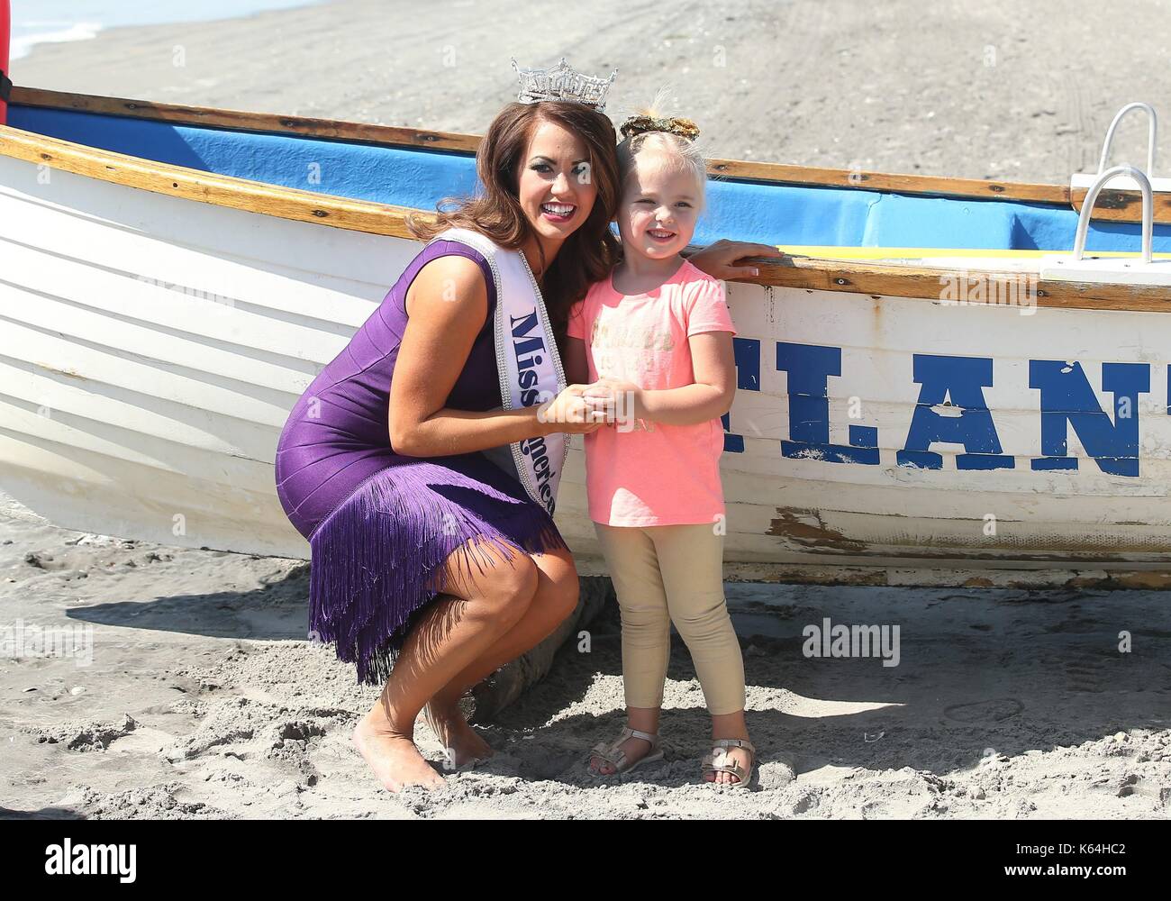 Atlantic City, USA. Sep 11, 2017 Miss Amérique. cara 2018 mund lors d'une apparition publique de Miss America 2017 prend l'orteil annuel plongeon dans l'océan Atlantique, le Boardwalk, Atlantic City, 11 septembre 2017. crédit : mora/everett collection/Alamy live news Banque D'Images