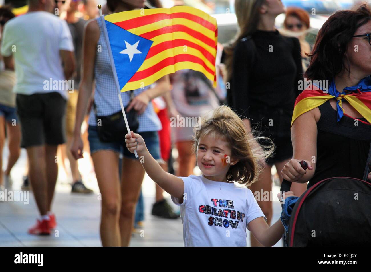 Barcelone, Espagne. 11Th sep 2017. enfant avec drapeau indépendantiste catalan participant à la diada, la Journée nationale de la catalogne. catalan carles puigdemont président vise à célébrer un référendum sur l'indépendance le 1er octobre. crédit : dino/geromella alamy live news Banque D'Images