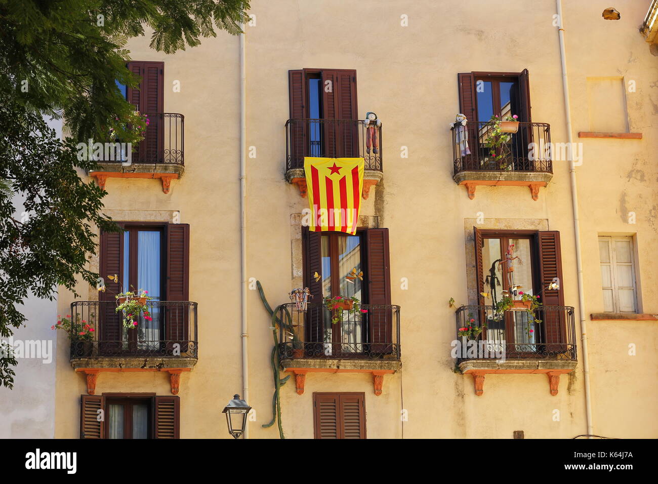Tarragone, Espagne. 11Th sep 2017. Bâtiment avec un drapeau revendiquant la independecia pour la Catalogne, en Espagne crédit : jordi clave garsot/Alamy live news Banque D'Images