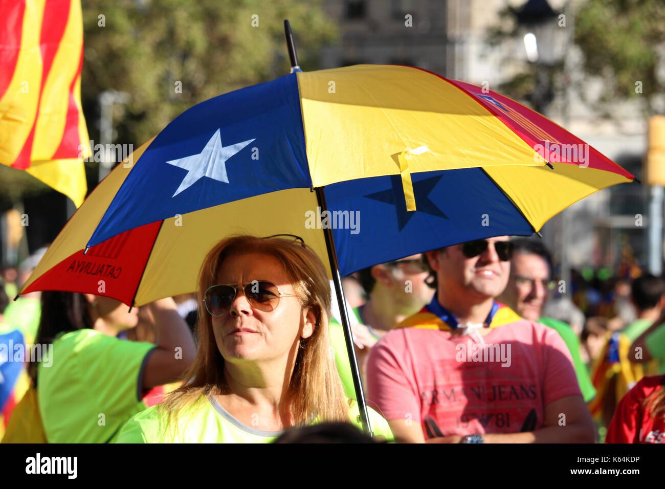 Barcelone, Espagne. 11Th sep 2017. personnes participant à l'indépendantiste catalan symboles comme un parapluie à la diada, la Journée nationale de la catalogne. Espagne région autonome du vise à célébrer un référendum sur l'indépendance le 1er octobre. crédit : dino/geromella alamy live news Banque D'Images