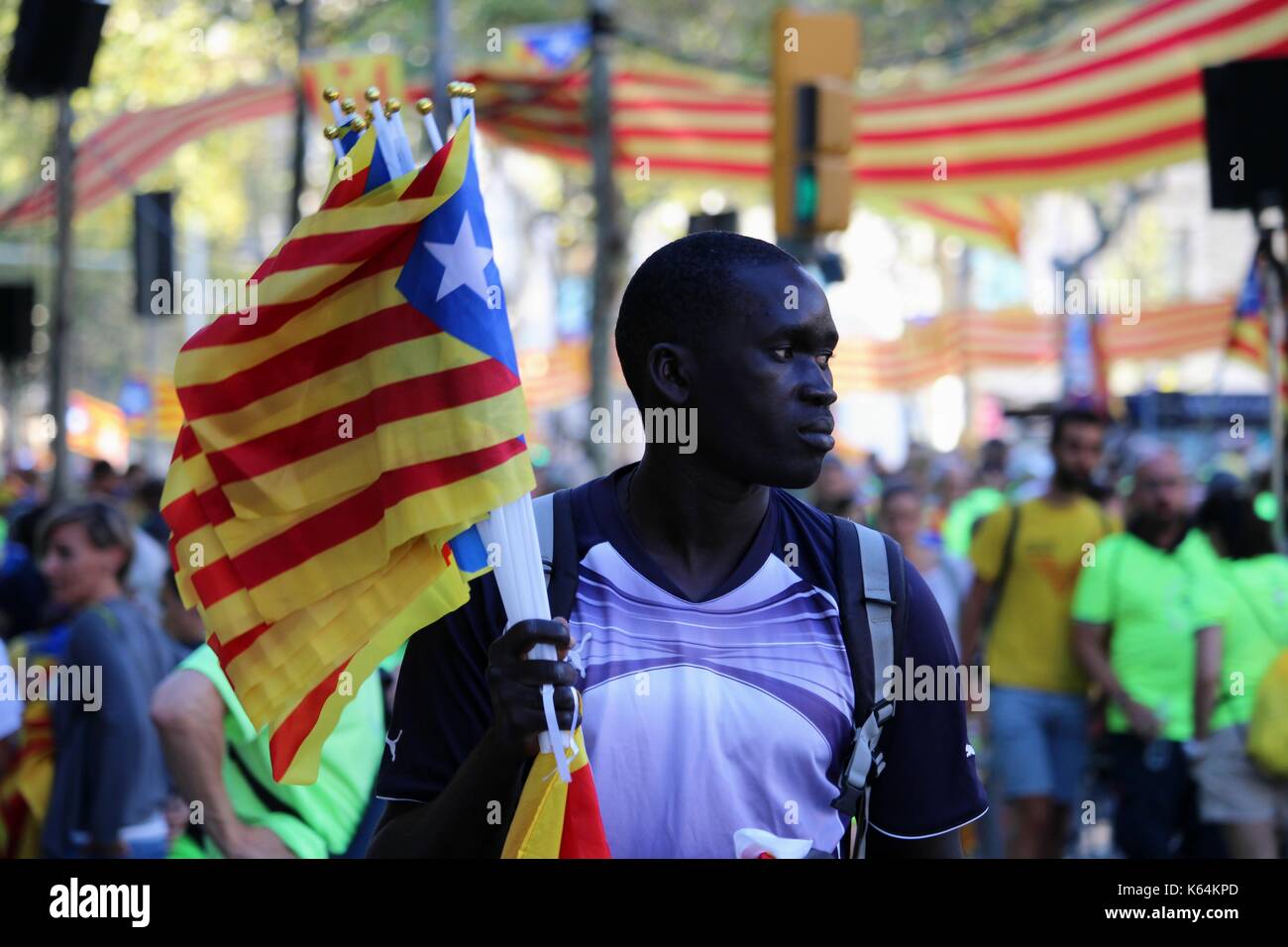 Barcelone, Espagne. 11Th sep 2017. personnes participant avec symboles indépendantiste catalan à la diada, la Journée nationale de la catalogne. Espagne région autonome du vise à célébrer un référendum sur l'indépendance le 1er octobre. crédit : dino/geromella alamy live news Banque D'Images