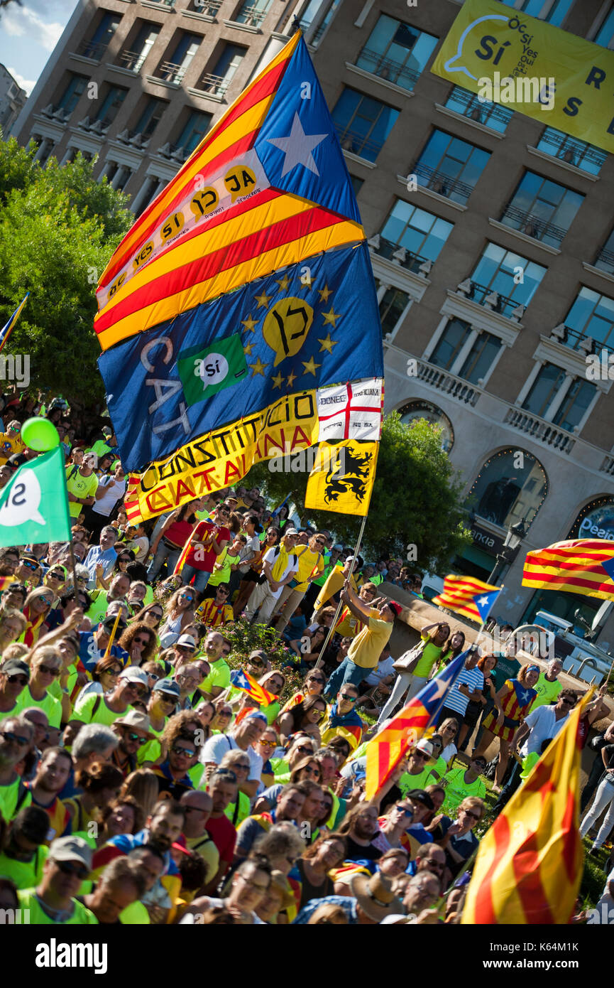 Barcelone, Catalogne. 11 septembre 2017. Espagne. 11 septembre 2017. Des centaines de kilomètres de personnes venant de toute la Catalogne se manifestent à Barcelone le jour national de la Catalogne, pour exiger le droit de vote pour la création d'une nouvelle nation méditerranéenne. Crédit : Charlie Perez/Alay Live News Banque D'Images