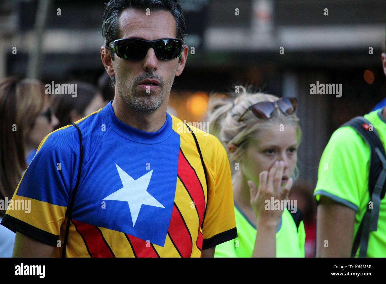 Barcelone, Espagne. 11Th sep 2017. personnes participant avec symboles indépendantiste catalan à la diada, la Journée nationale de la catalogne. Espagne région autonome du vise à célébrer un référendum sur l'indépendance le 1er octobre. crédit : dino/geromella alamy live news Banque D'Images