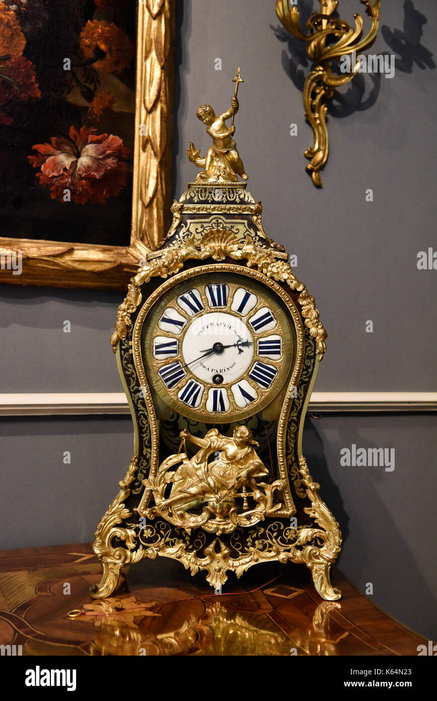 Paris. Sep 11, 2017. photo prise sur sept. 11, 2017 montre une horloge ancienne à la biennale 'Paris' à Paris, France. une semaine la biennale paris 2017 a débuté le lundi au Grand Palais à Paris. Cette année, l'exposition a attiré 93 exposants montrant leurs morceaux de meubles anciens, de bijoux, de tableaux, d'horloges, montres, etc. crédit : chen yichen/Xinhua/Alamy live news Banque D'Images