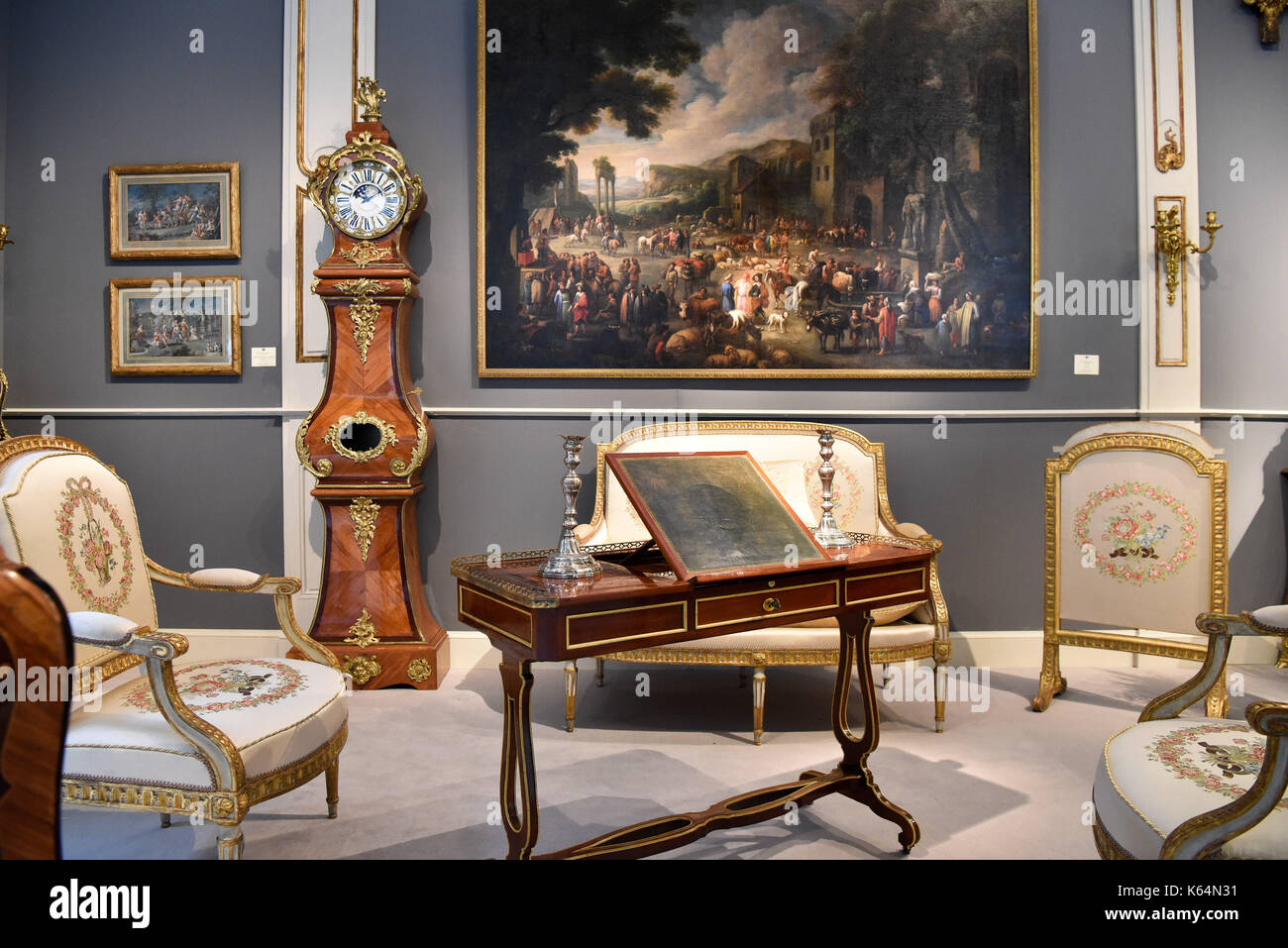 Paris. Sep 11, 2017. photo prise sur sept. 11, 2017 illustre l'installation d'un exposant à la biennale 'Paris' à Paris, France. une semaine la biennale paris 2017 a débuté le lundi au Grand Palais à Paris. Cette année, l'exposition a attiré 93 exposants montrant leurs morceaux de meubles anciens, de bijoux, de tableaux, d'horloges, montres, etc. crédit : chen yichen/Xinhua/Alamy live news Banque D'Images