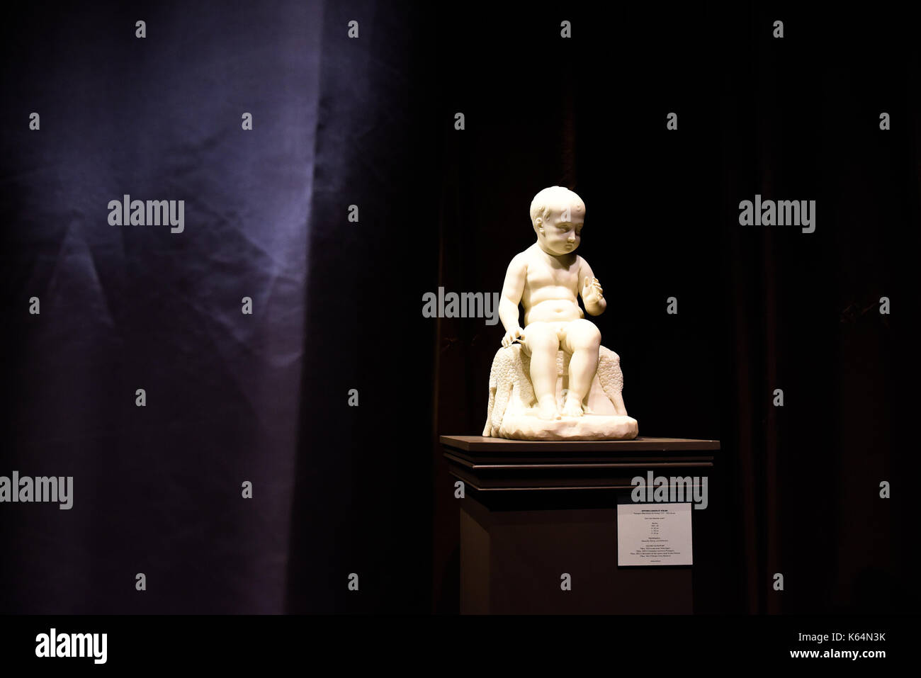 Paris. Sep 11, 2017. photo prise sur sept. 11, 2017 montre une statuette à la biennale 'Paris' à Paris, France. une semaine la biennale paris 2017 a débuté le lundi au Grand Palais à Paris. Cette année, l'exposition a attiré 93 exposants montrant leurs morceaux de meubles anciens, de bijoux, de tableaux, d'horloges, montres, etc. crédit : chen yichen/Xinhua/Alamy live news Banque D'Images