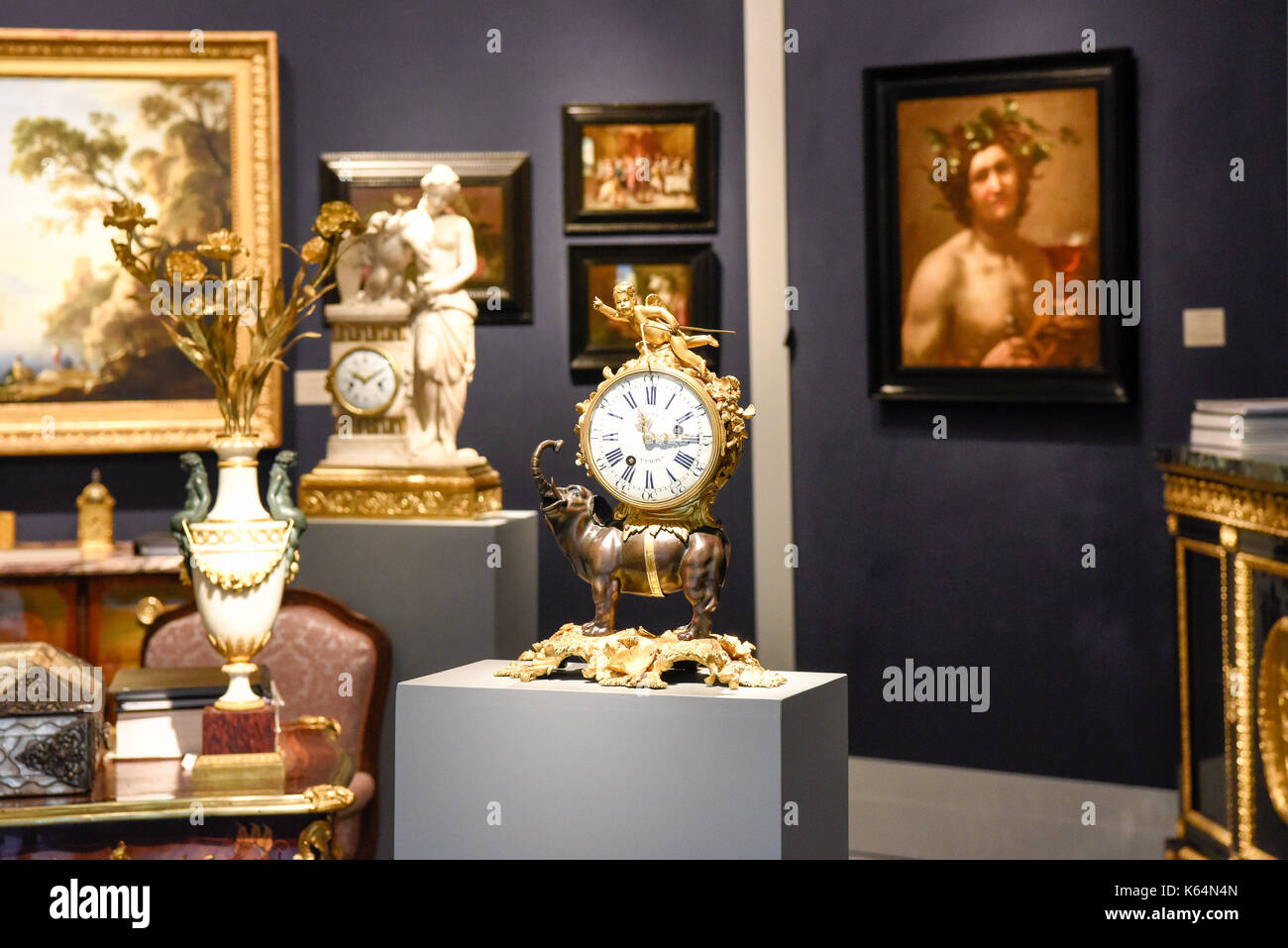 Paris. Sep 11, 2017. photo prise sur sept. 11, 2017 illustre l'installation d'un exposant à la biennale 'Paris' à Paris, France. une semaine la biennale paris 2017 a débuté le lundi au Grand Palais à Paris. Cette année, l'exposition a attiré 93 exposants montrant leurs morceaux de meubles anciens, de bijoux, de tableaux, d'horloges, montres, etc. crédit : chen yichen/Xinhua/Alamy live news Banque D'Images