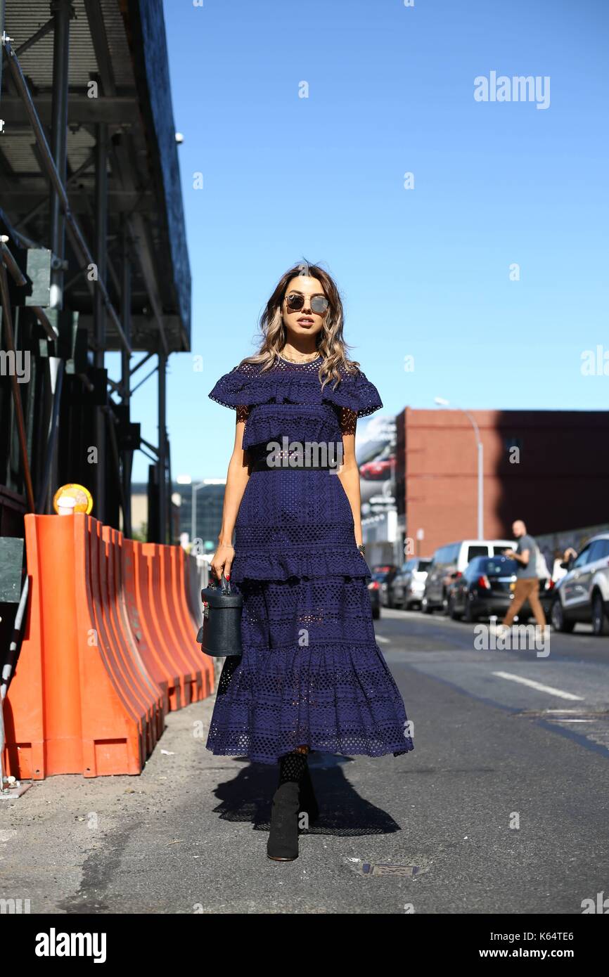 Blogger annabelle fleur posant dehors de la self portrait défilé lors de la fashion week de new york - 9 septembre 2017 - Photo : manhattan piste/valentina ranieri ***pour un usage éditorial uniquement*** | verwendung weltweit Banque D'Images