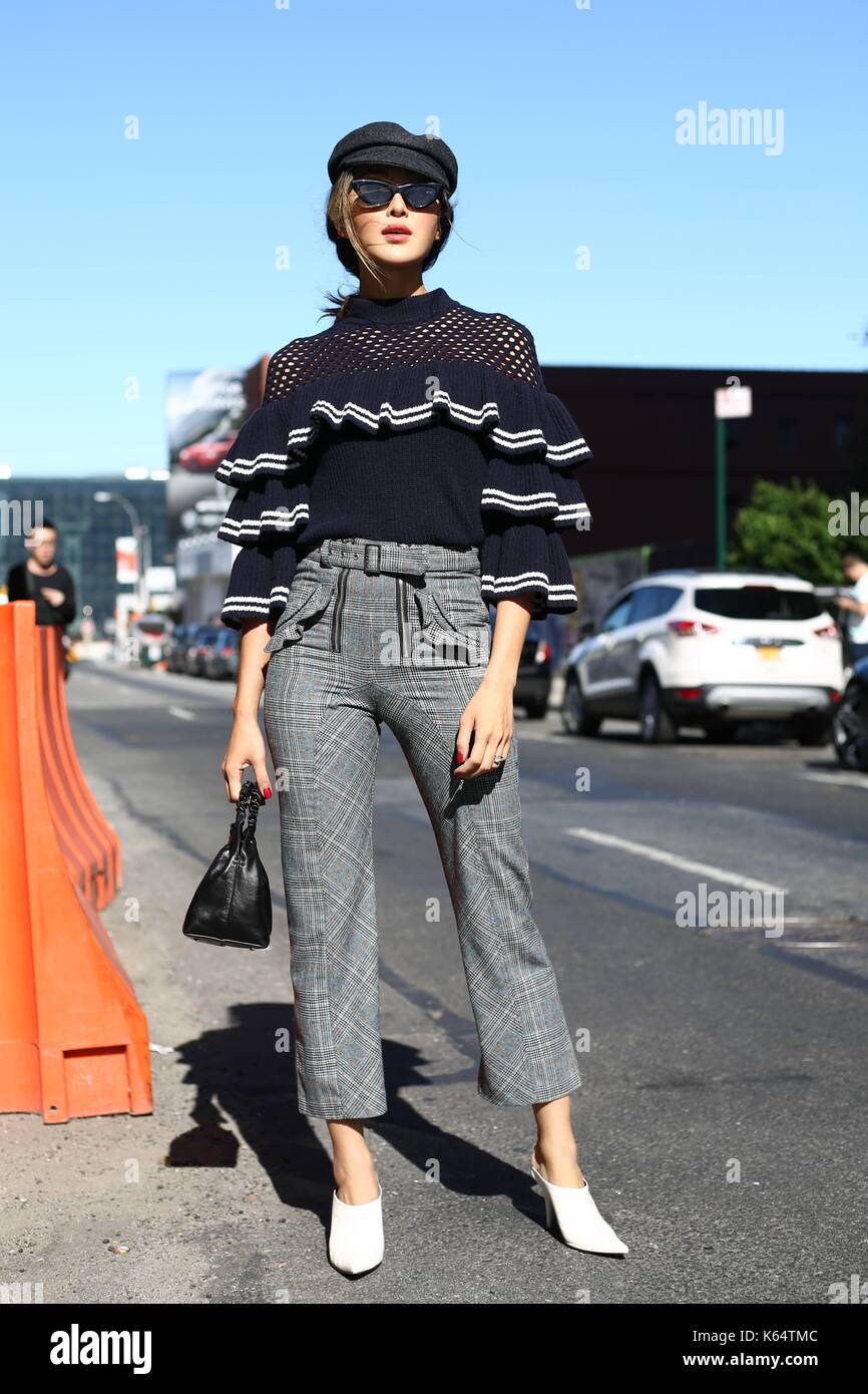 New York City, USA. 09Th sep 2017. blogger chriselle lim posant dehors du self portrait défilé lors de la fashion week de new york - 9 septembre 2017 - Photo : manhattan piste/valentina ranieri ***pour un usage éditorial uniquement*** | verwendung weltweit/dpa/Alamy live news Banque D'Images