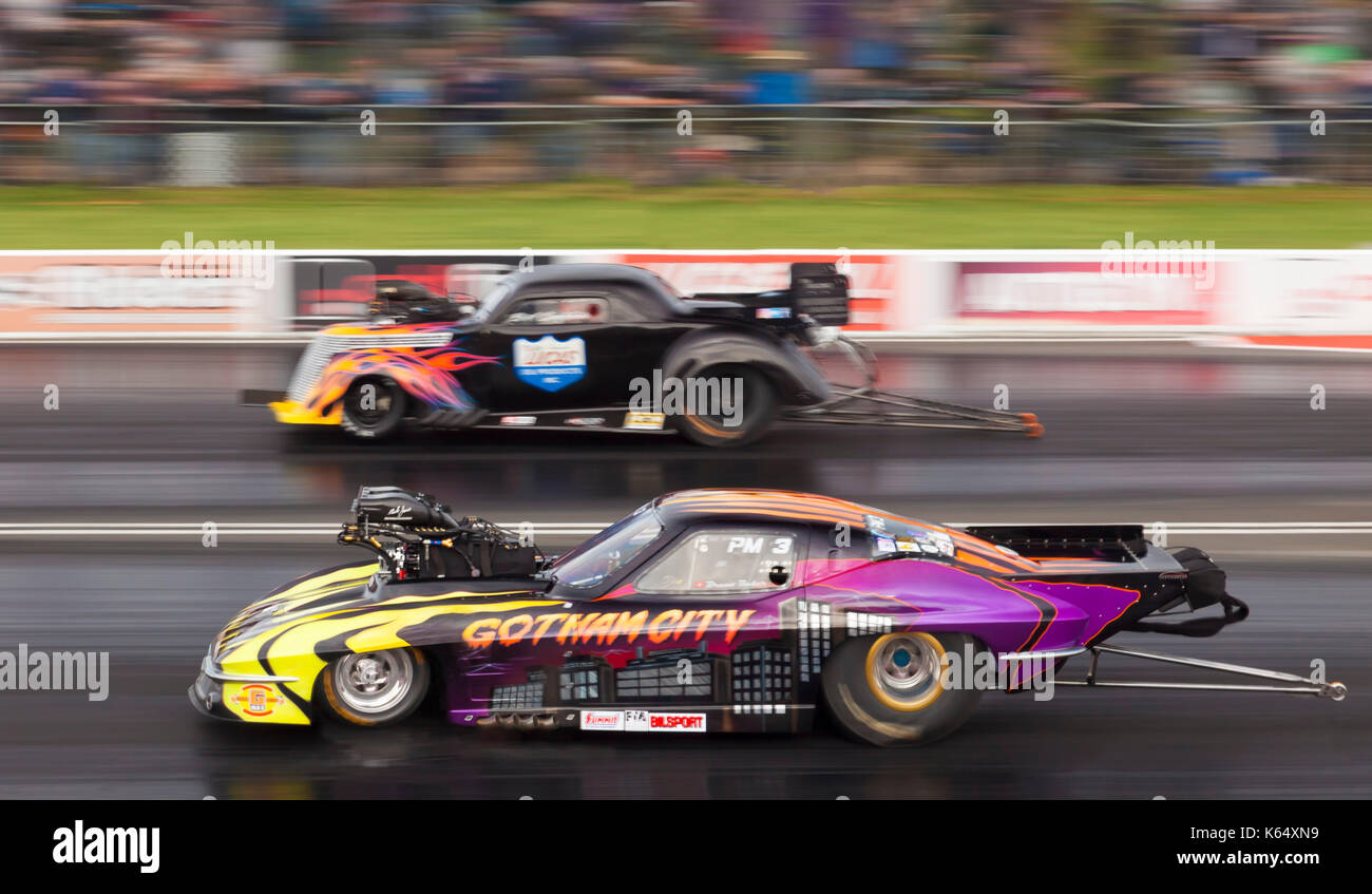 Pro Mod drag racing à Santa Pod Raceway. Bruno Bader au volant d'une Chevrolet Corvette face visible, Philip Englefield roulant 1938 Ford Coupe côté éloigné. Banque D'Images
