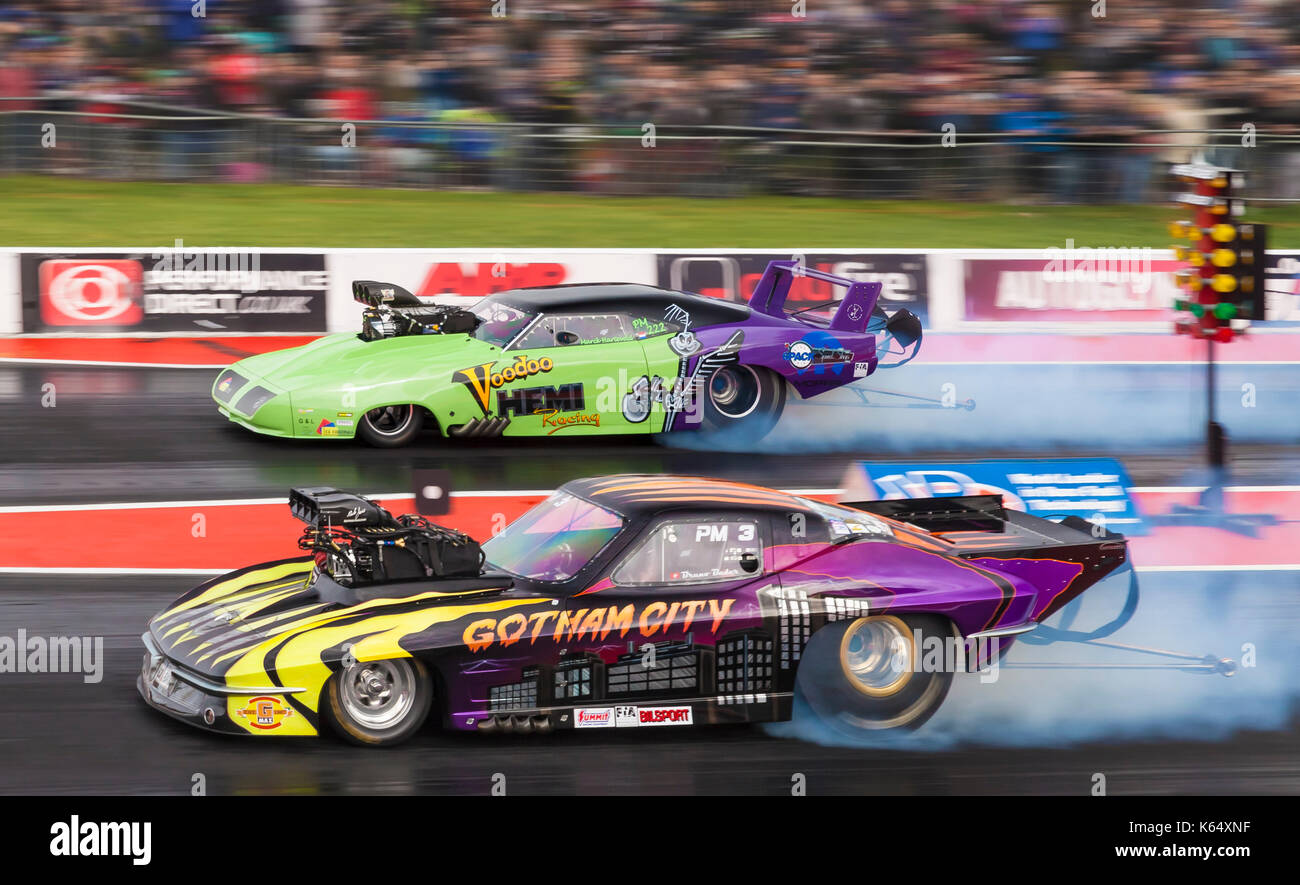 Pro Mod drag racing à Santa Pod Raceway. Bruno Bader au volant d'une Chevrolet Corvette face visible, From Marck dans une Plymouth 'Cuda loin côté. Banque D'Images