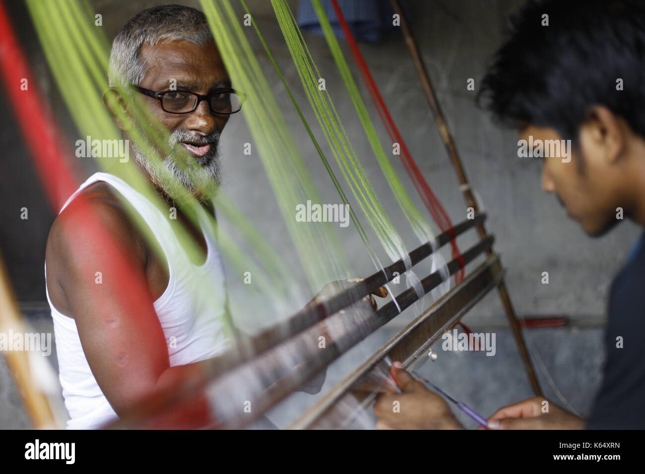 Le tissage artisanal jamdani saree sur l'artisanat traditionnel à rupganj. jamdani est un tissu très fin, qui a l'artisanat a évolué au fil des générations de Banque D'Images